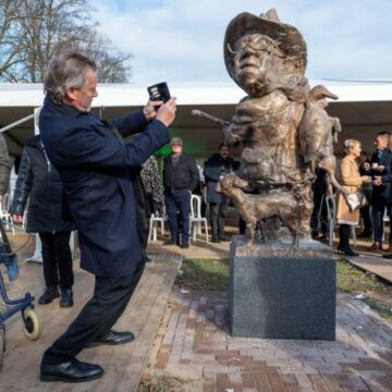 Standbeeld Pierre Cnoops onthuld in Maasbracht